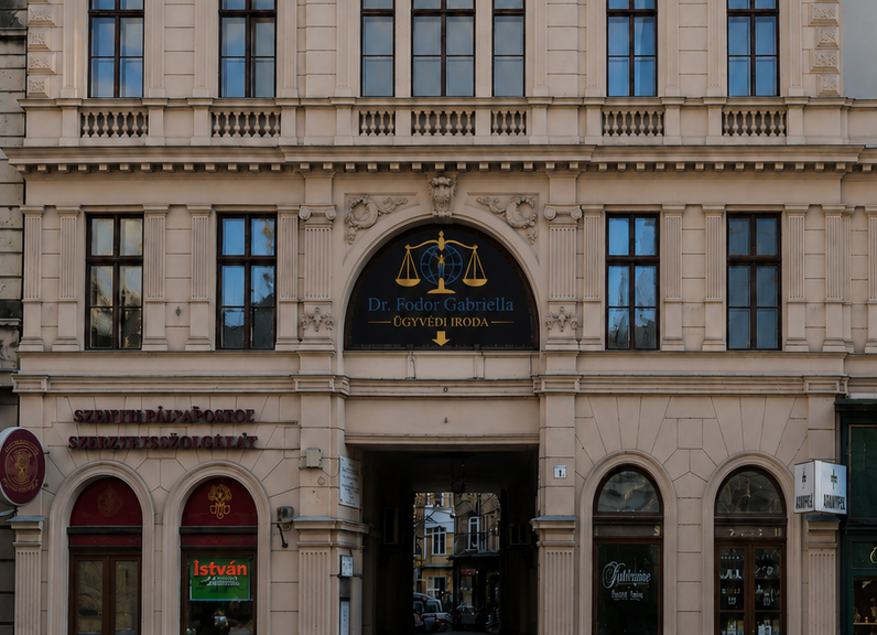 Bejárat a Kossuth Lajos utca felől